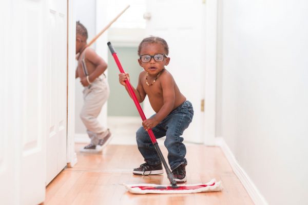 Cómo animar a los niños pequeños a limpiar cuando algo se derrama – al estilo Montessori